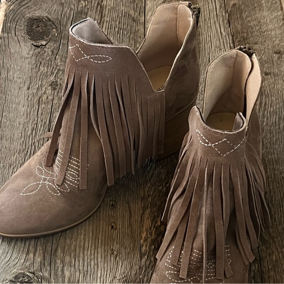 Ariat Suede Unbridled Jaxson Booties - Picture 4 of 5